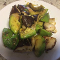 クックFMIVAG☆'s cooksnap of when they made 椎茸とアボカドのガーリックバター炒め.