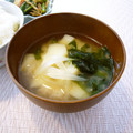 runa10's cooksnap of when they made 母の味＊おいもと玉ねぎとわかめの味噌汁.