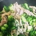 nami1414's cooksnap of when they made 豚肉と舞茸とブロッコリー炒め.