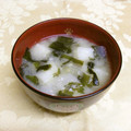 龍青空ママ's cooksnap of when they made 母の味＊おいもと玉ねぎとわかめの味噌汁.