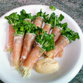 ebipeco's cooksnap of when they made 時短おつまみ☆かいわれの生ハム巻き.