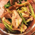まぁちゃんとはち's cooksnap of when they made 三つ葉1束使用！豚ときのこの塩ダレ炒め.