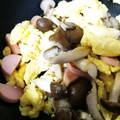 maritan★'s cooksnap of when they made 超簡単キノコとソーセージの玉子炒め☆.