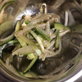 クックZ8J4H4☆'s cooksnap of when they made 簡単節約！もやしときゅうりとかに缶ナムル.
