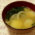 みーき☆23's cooksnap of when they made 母の味＊おいもと玉ねぎとわかめの味噌汁.