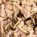 jumoru's cooksnap of when they made 簡単 魚肉ソーセージとしめじともやし炒め.