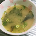 もぐ・ω・くま's cooksnap of when they made ワカメとネギの味噌汁.