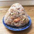 ☆あいちゃん's cooksnap of when they made 鮭フレークと天かすのおにぎり.