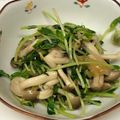 maronpu's cooksnap of when they made 副菜に♩豆苗とキノコのさっぱりポン酢炒め.