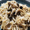 azbjbn's cooksnap of when they made 時短&簡単♪舞茸としめじのペペロンチーノ.