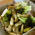 低カロ探検隊's cooksnap of when they made ブロッコリーときのこの生姜オイスター炒め.