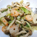 koropiyon's cooksnap of when they made レタスときのこ、えびの塩とろみ炒め.