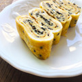 雛鳥と親鳥's cooksnap of when they made 塩麹と黒ごまの卵焼き.