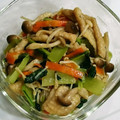 ツインズ♀ママ's cooksnap of when they made 鶏皮と小松菜えのきの炒め物.
