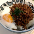 らくらくお料理's cooksnap of when they made 温泉卵がとろ～り！豚ひき肉と新玉ねぎ丼.
