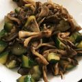 Mio＊Masa's cooksnap of when they made 舞茸ときゅうりで炒め物～お弁当に～.