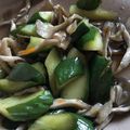 ＊なみへい＊'s cooksnap of when they made 舞茸ときゅうりで炒め物～お弁当に～.