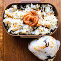 雛鳥と親鳥's cooksnap of when they made 簡単♡塩昆布と桜海老とゴマのおにぎり.