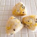 雛鳥と親鳥's cooksnap of when they made 炒り卵と塩昆布のおにぎり.