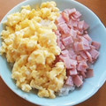 ayakaL7's cooksnap of when they made 入り玉子とハムの簡単！2色丼.