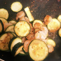 みー9210's cooksnap of when they made 簡単 エビとズッキーニのニンニク炒め.