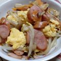 レオミウ's cooksnap of when they made 簡単っす！もやしめじのウインナー卵炒め.