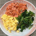 sugilove's cooksnap of when they made ☆鮭と卵とほうれん草の三色丼☆.
