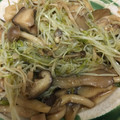 ぐるぐるぱーまん's cooksnap of when they made 白だしとお酢でさっぱり！きのこ&豆苗炒め.