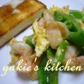 yukiはぴ's cooksnap of when they made えびとスナップエンドウの春色炒め.