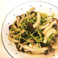 ☆jaja☆'s cooksnap of when they made しめじと豆苗のガーリック炒め.