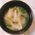 yesmama's cooksnap of when they made つるむらさきとえのきの味噌汁.