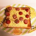 ❁Abake❁'s cooksnap of when they made チーズと赤ウィンナーのたぬきトースト.