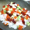 ゆみっちぇ's cooksnap of when they made アボカドとマグロとイクラのちらし寿司.