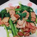 とろけい's cooksnap of when they made 緑と赤のおかず♪小松菜ベーコン炒め.