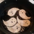 けけとおぷ's cooksnap of when they made 餃子の皮で簡単に☆おばけちゃんスナック.
