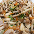acchasango's cooksnap of when they made 簡単10分！豆苗ときのこのガリバタ炒め.