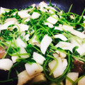 MOKA★☆'s cooksnap of when they made 簡単10分！豆苗ときのこのガリバタ炒め.