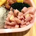 sun☆mama's cooksnap of when they made お弁当に隙間にくるくるハムとチーズのお花.