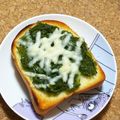 nosso's cooksnap of when they made 簡単とろうまめかぶトースト食べるラー油味.