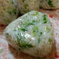 yukitarooo's cooksnap of when they made わさび菜の胡麻おにぎり.