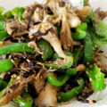 魔法の粉's cooksnap of when they made まいたけとピーマンの塩昆布炒め.