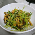 みさみづママ's cooksnap of when they made 豆苗とたっぷりきのこの炒め物♪.