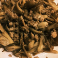 ＊にょにょん＊'s cooksnap of when they made 舞茸とひき肉のにんにく炒め.