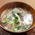azbjbn's cooksnap of when they made もやしとまいたけと油揚げのお味噌汁.