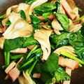白湯ぱいたん's cooksnap of when they made ほうれん草、舞茸、ベーコンのガリバタ炒め.