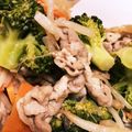 マリーJ☆'s cooksnap of when they made 簡単！豚もやしブロッコリーの蒸し焼き.