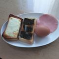 ラリー＆サラ's cooksnap of when they made 簡単朝ごはん☆ハムゆで卵パン.