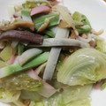 ёdey2upё's cooksnap of when they made 簡単★レタスとえのきとかまぼこの炒め物.
