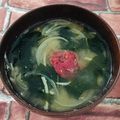 ひゃひょひ's cooksnap of when they made “梅干しのせ”玉ねぎ、ワカメの味噌汁.