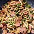 ラフロイグ31年's cooksnap of when they made ベーコンと豆苗としめじの簡単炒め♪.